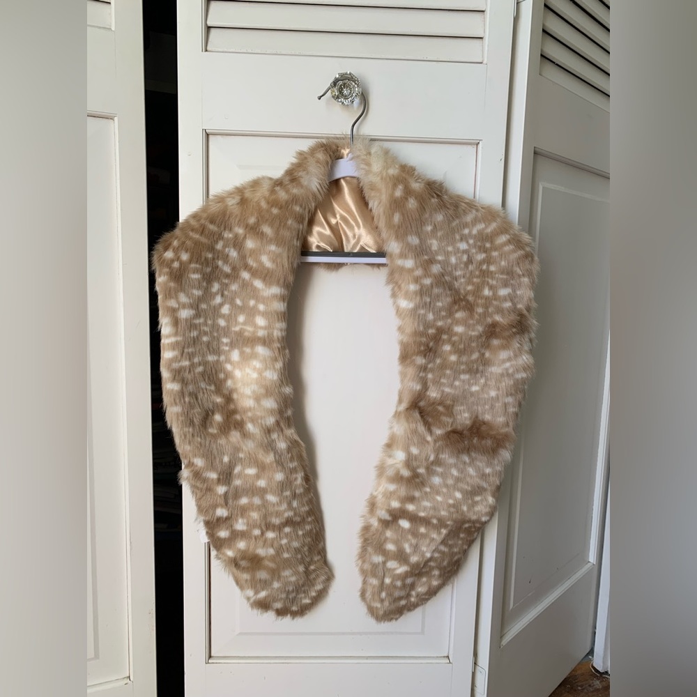 Spotted faux fur attachable collar shawl